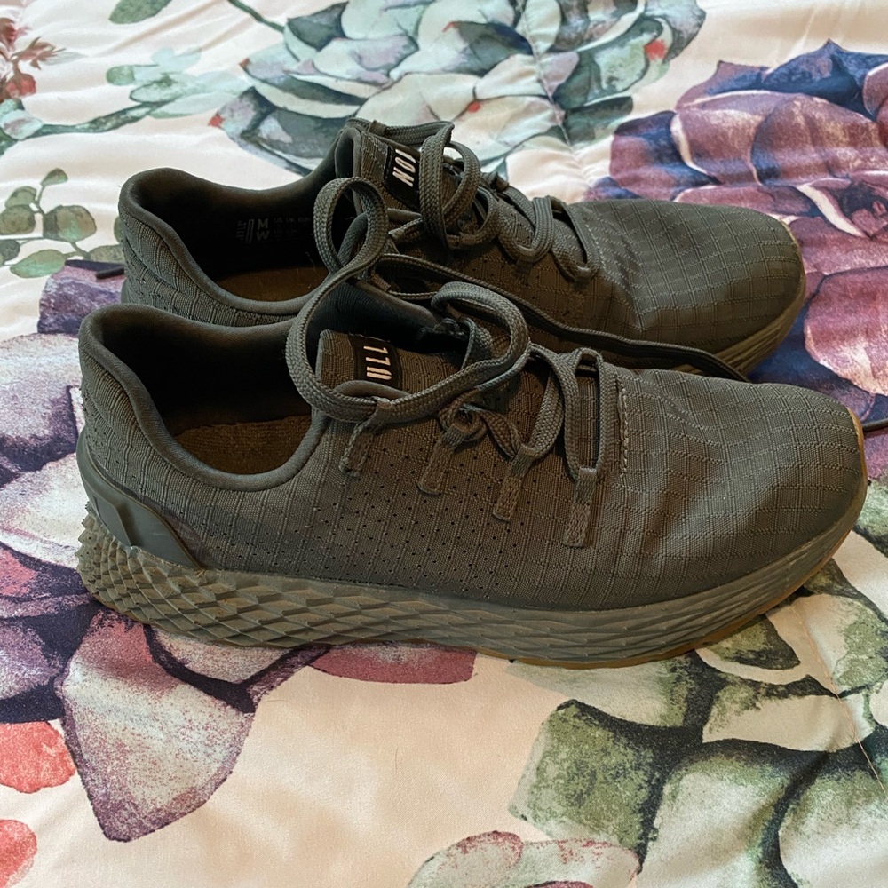 No bull tennis shoes